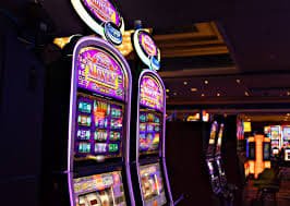 Live casino dengan dealer profesional dan permainan kasino langsung yang menarik